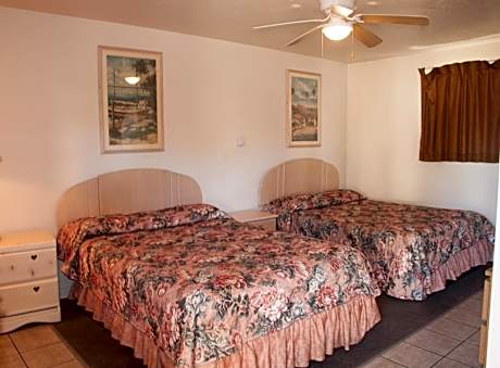 Queen Room with Two Queen Beds with Kitchenette