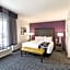 La Quinta Inn & Suites by Wyndham Arlington North Six Flags Drive