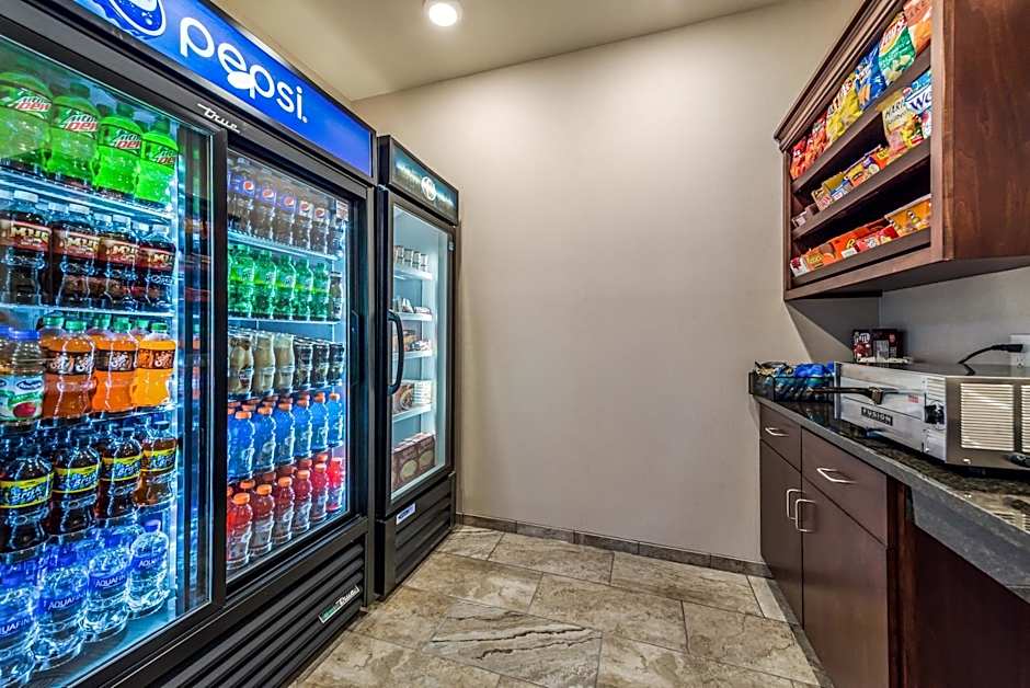 Cobblestone Hotel & Suites - Hutchinson