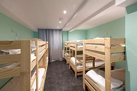 Bunk Bed in Mixed Dormitory Room