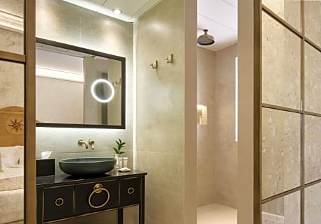 Family Suite (Spa Access) (1 Double Bed and 2 Twin Beds)