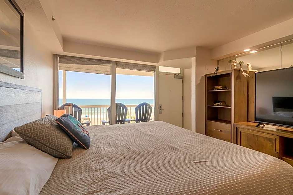 Direct Oceanfront Condo, Daytona Beach, sleeps 6 - with pool