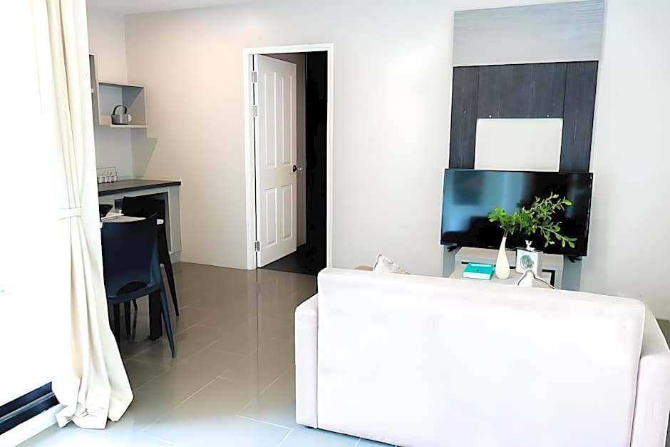 RQ Bangkok Sukhumvit 107 by Collection O