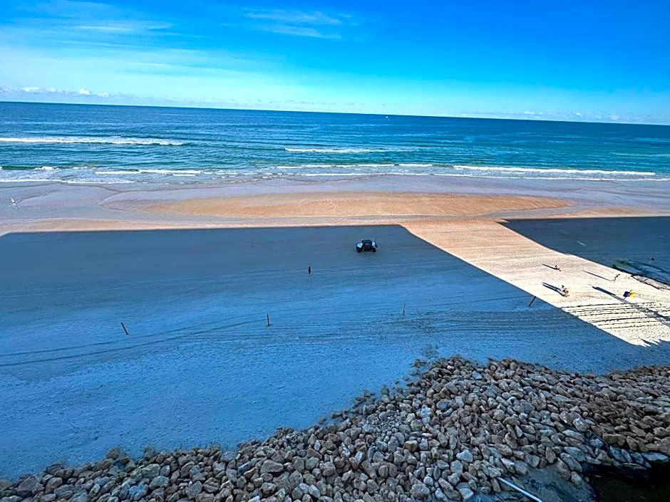 Beach Oasis 704 Lovely Daytona ocean front for 5 sleeps up to 12