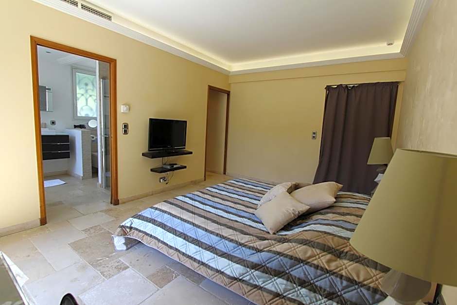"AU HAVRE DE PAIX" 5 étoiles Prestige jacuzzi, hammam, sauna, PISCINE chauffée Mougins Cannes Grasse