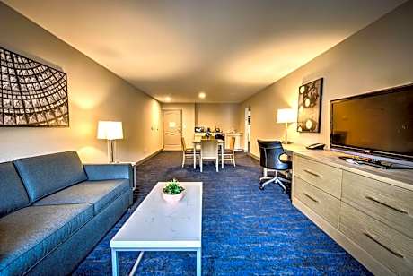 Suite-1 King 1 Queen