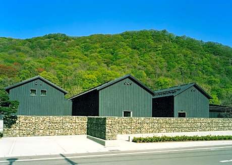 OTARU RETREAT by Onko Chishin