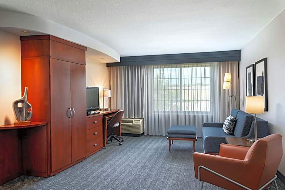 Courtyard by Marriott Omaha Aksarben Village