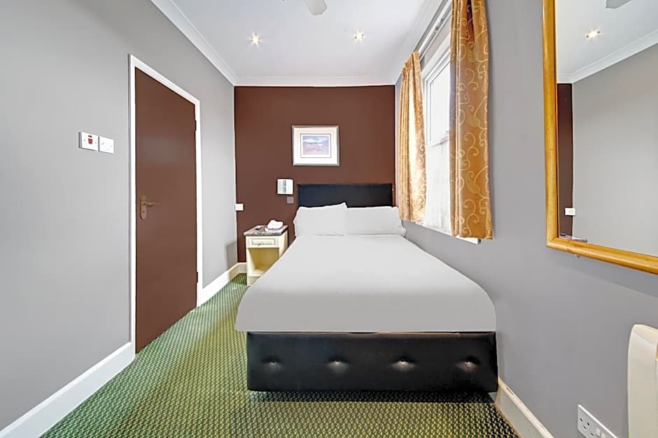 OYO Bostons Manor Hotel