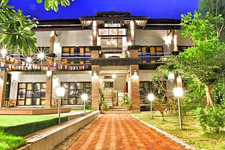 Above The Sea Boutique Hotel