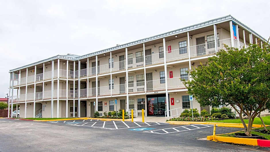 Photo 1 of 50 of Studio 6-San Antonio, TX - Lackland AFB