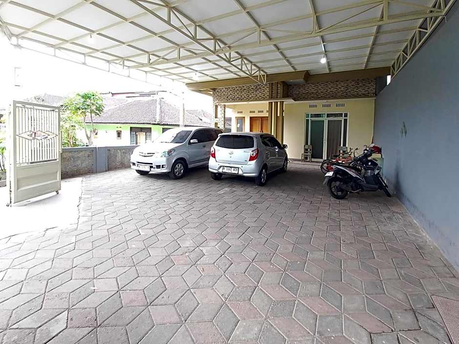 Lancar Homestay Syariah near BNS Mitra RedDoorz