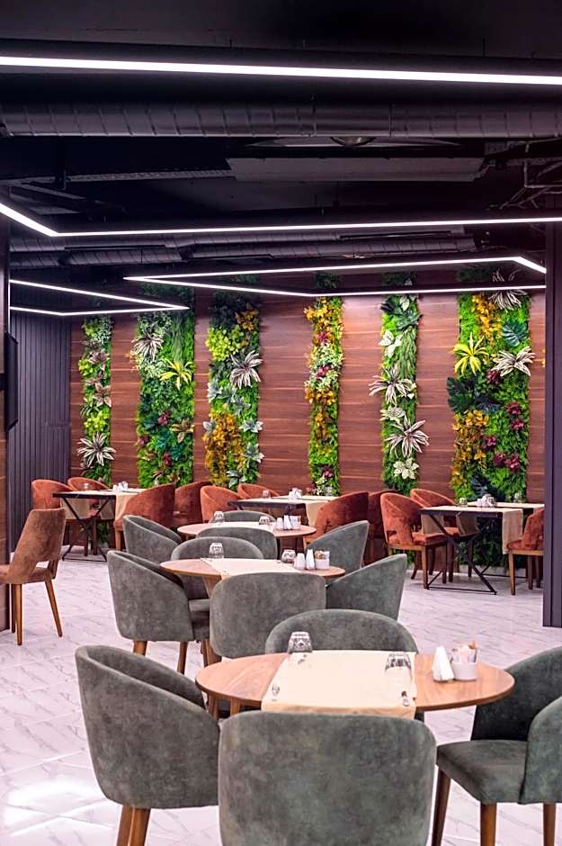 Novel Centre Point Hotel