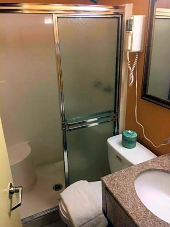 Travelodge by Wyndham Bay Shore Long Island