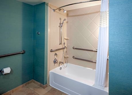 2 Queens Mobility Access W/Tub Nonsmoking