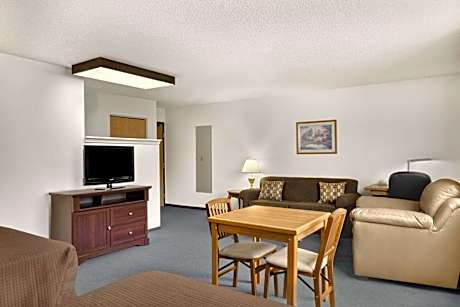 Deluxe Queen Suite - Non-Smoking