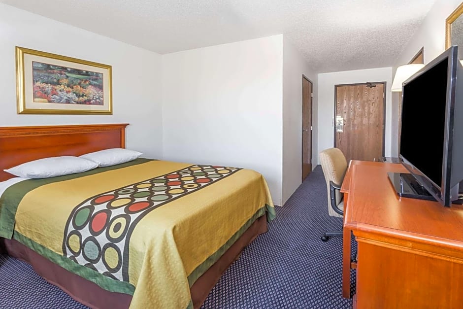 Super 8 by Wyndham Pontiac