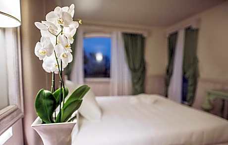 Classic Double or Twin Room with Garden View