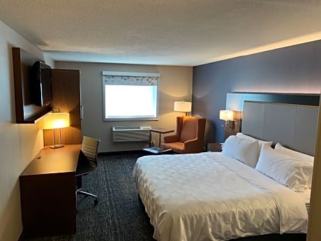 1 King Suite Jetted Tub