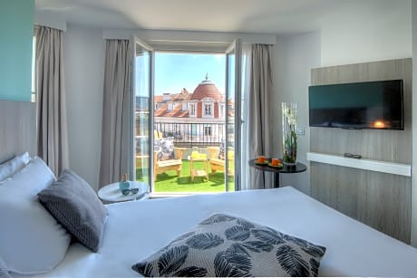 Terrace Room with a double bed and city view