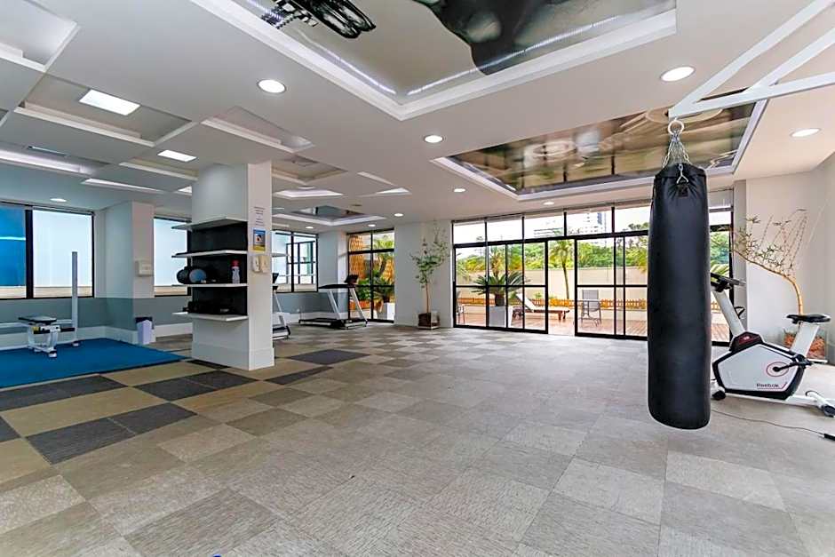 Apto em frente ao shopping com piscina aquecida