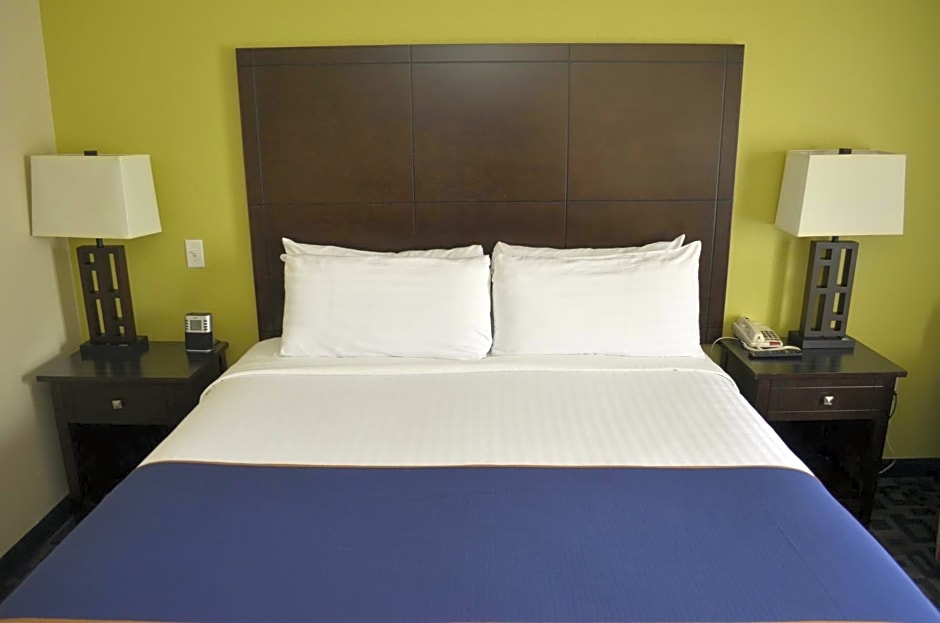 Super 8 by Wyndham Irving/DFW Apt/North