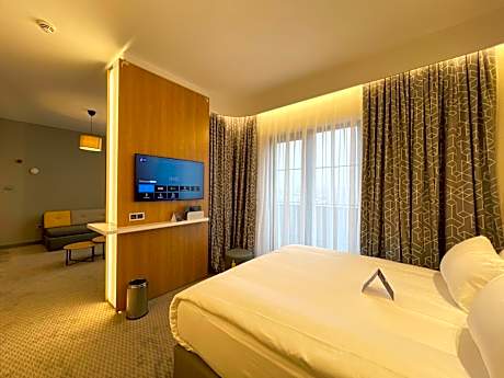 One-Bedroom Suite with Kitchenette - Smoking