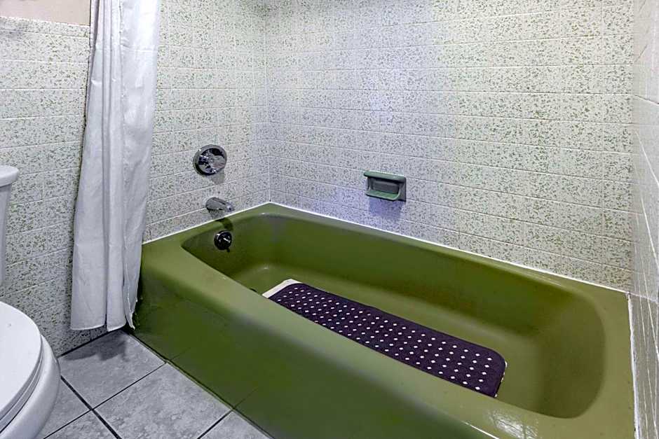 Days Inn & Suites by Wyndham St. Ignace Lakefront