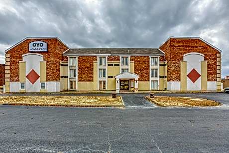 OYO Townhouse Tulsa Woodland Hills