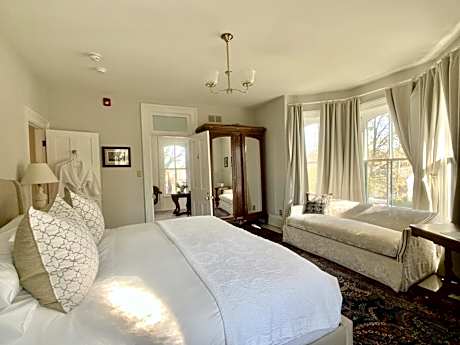 Classic Room, 1 King, Fireplace