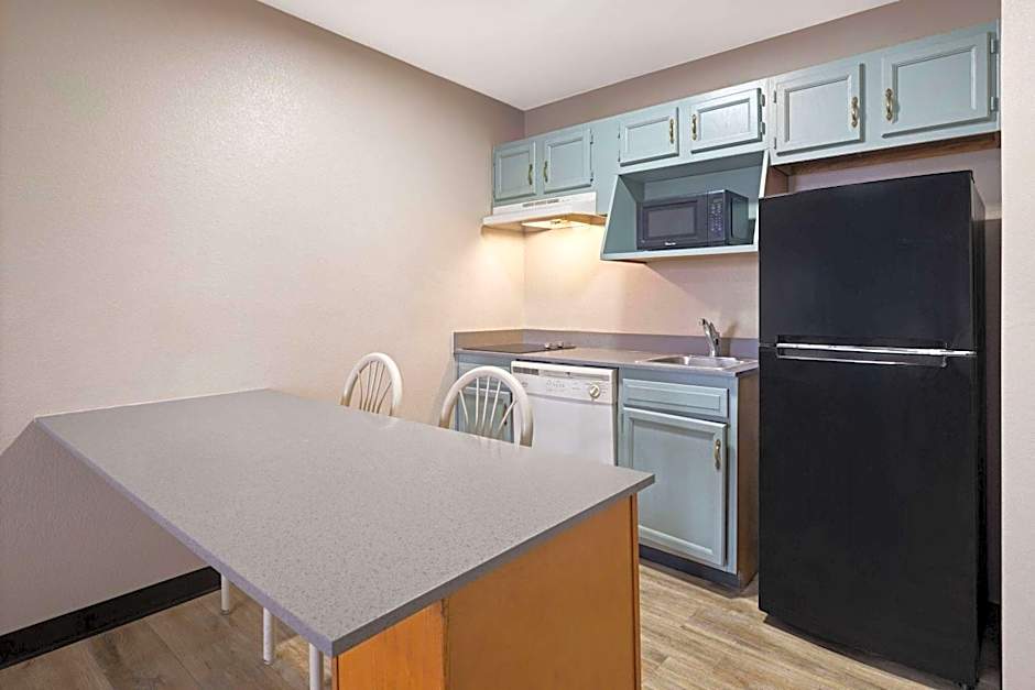 Days Inn & Suites by Wyndham Kokomo