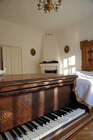 Large Double Room with River View and Separate Bathroom