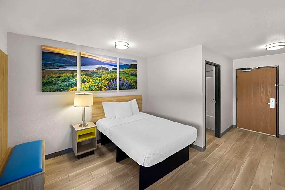 Days Inn & Suites by Wyndham Rochester South