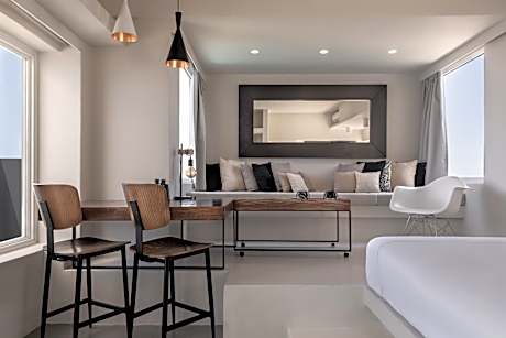 Deluxe Suite with Outdoor Hot tub and Caldera View