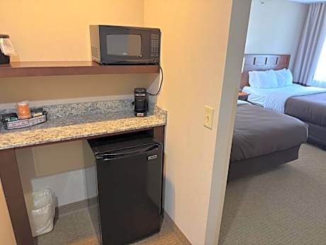 Deluxe Queen Room with Two Queen Beds - Non-Smoking