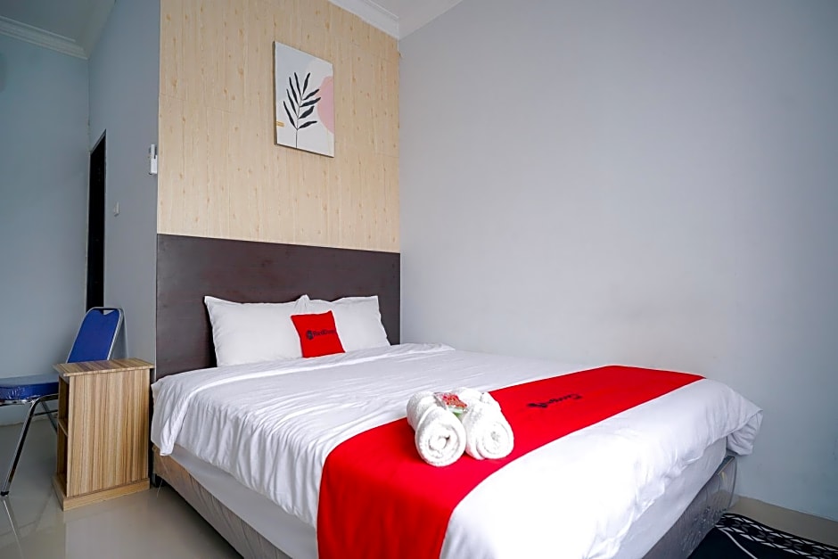 RedDoorz Premium @ Raja Hostel Syariah Lampung