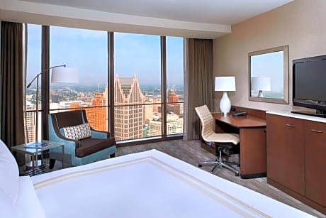 1 king bed room with city view
