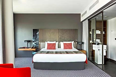 The Level Grand Premium with Tour Eiffel View and Lounge Access