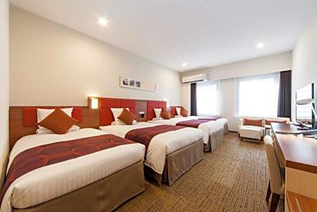 Grand Deluxe Quadruple Room-Non-smoking
