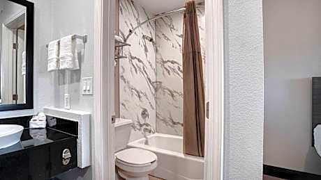 Deluxe Queen Room - Non-Smoking