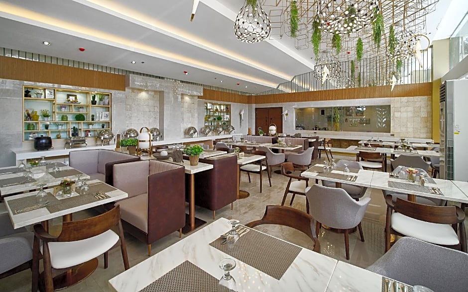 J7 Plaza Hotel