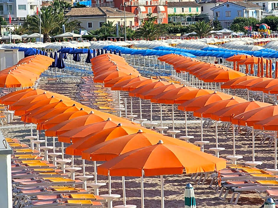 Green Garden Village con piscina, spiaggia riservata e parcheggio
