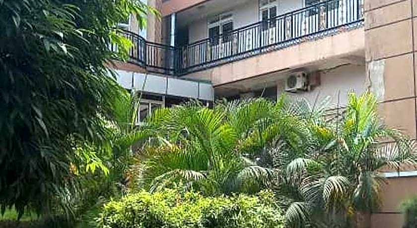 Super Paradise Hotel