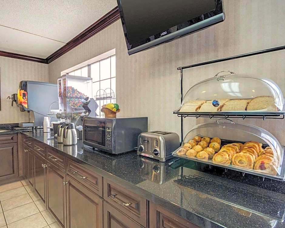 Econo Lodge Inn & Suites El Paso