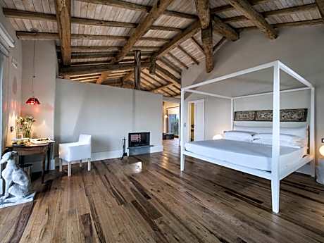Monaci Pool Suite