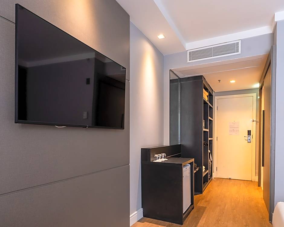 Photo 1 of 4 of 1 Double Bed and 1 Twin Bed, Accessible