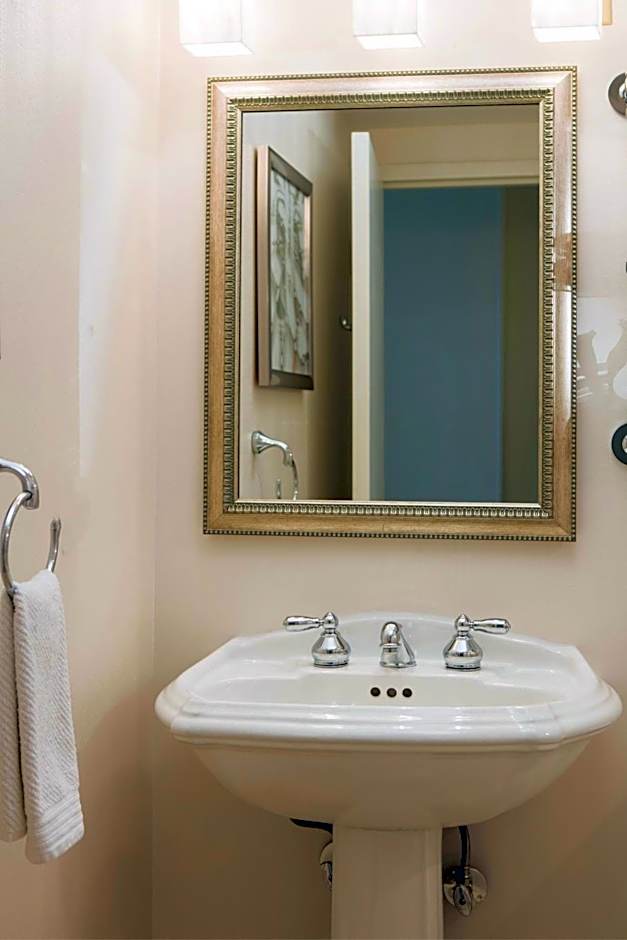 Renaissance by Marriott Newark Airport Hotel