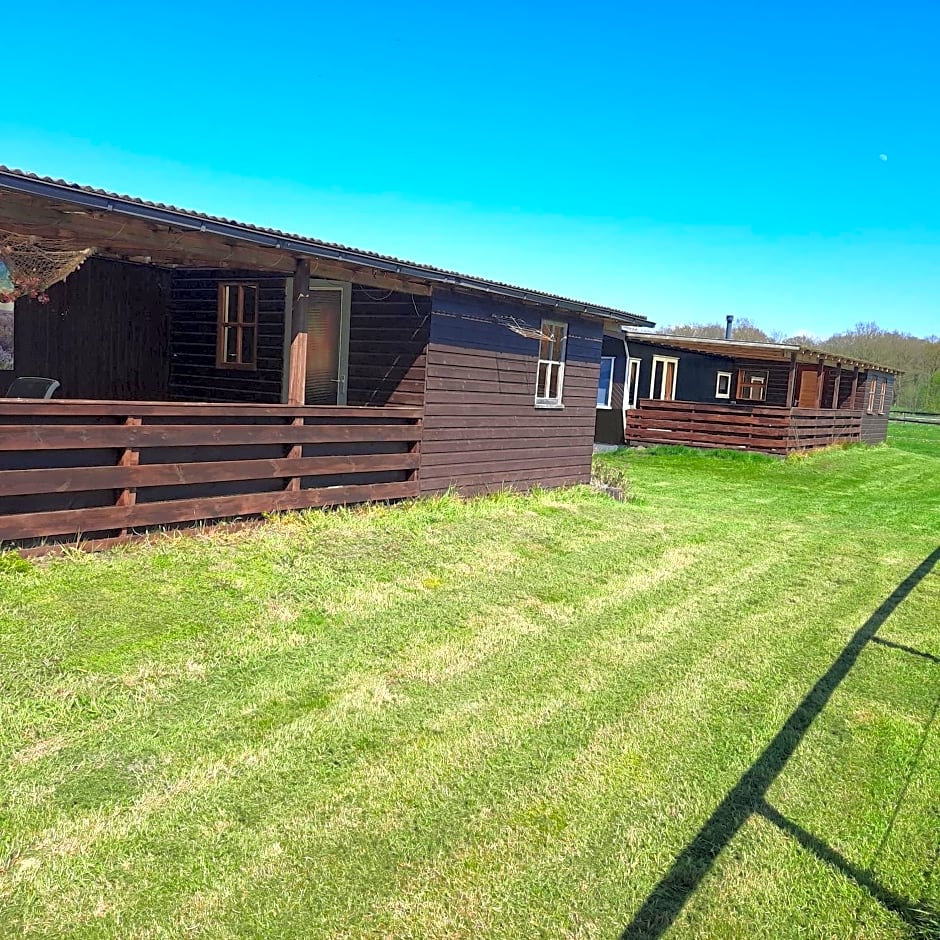 Unieke vriendenkamer met bedstedes tot 11 personen en 2 rustig gelegen chalets 2 en 4 persoons te huur!