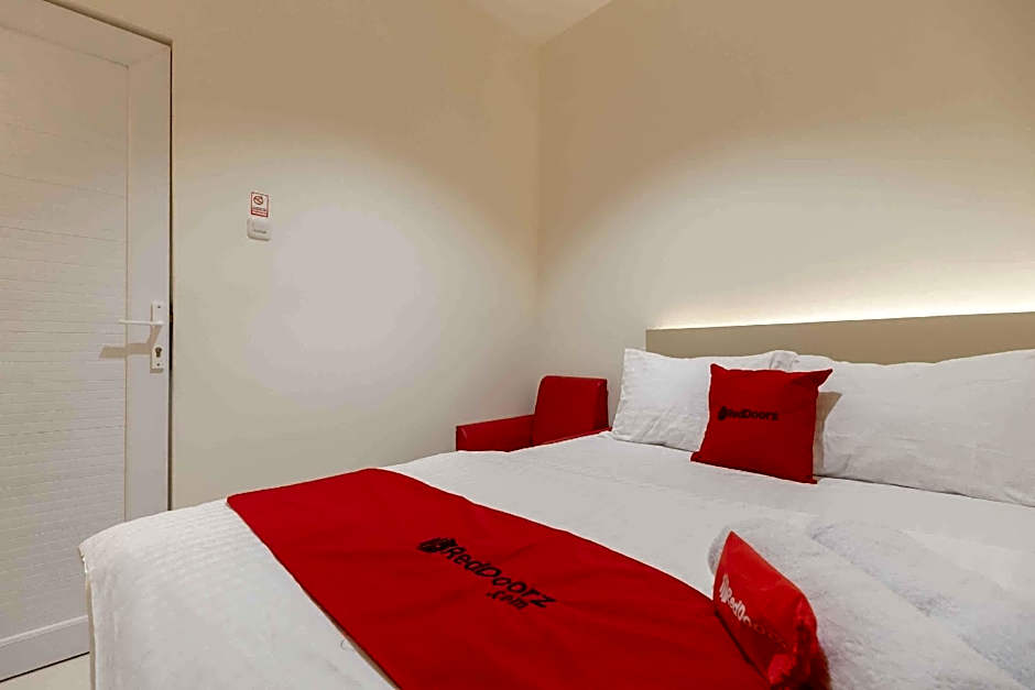 RedDoorz Plus near Millenium ICT Centre Medan 2