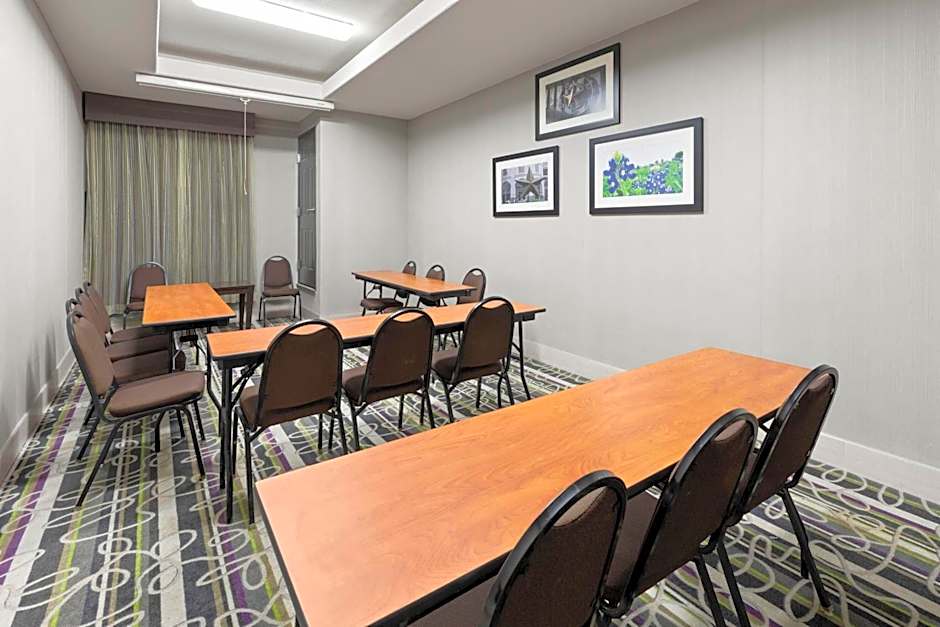 La Quinta Inn & Suites by Wyndham Kyle